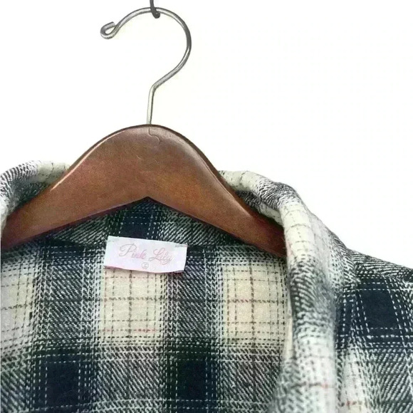 Pink Lily Steps Away Plaid Flannel Size Large - Picture 3 of 7